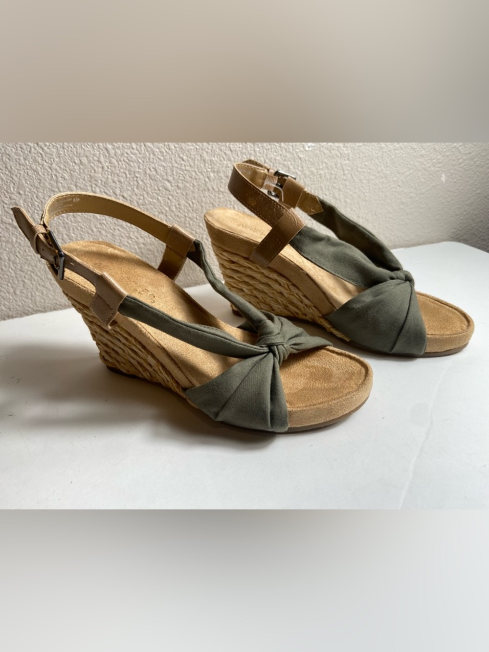 Aerosoles~Earthy~Green~Canvas Fabric~Knotted Design~Rattan~Wedge~Sandal~Size 7 - Picture 3 of 12